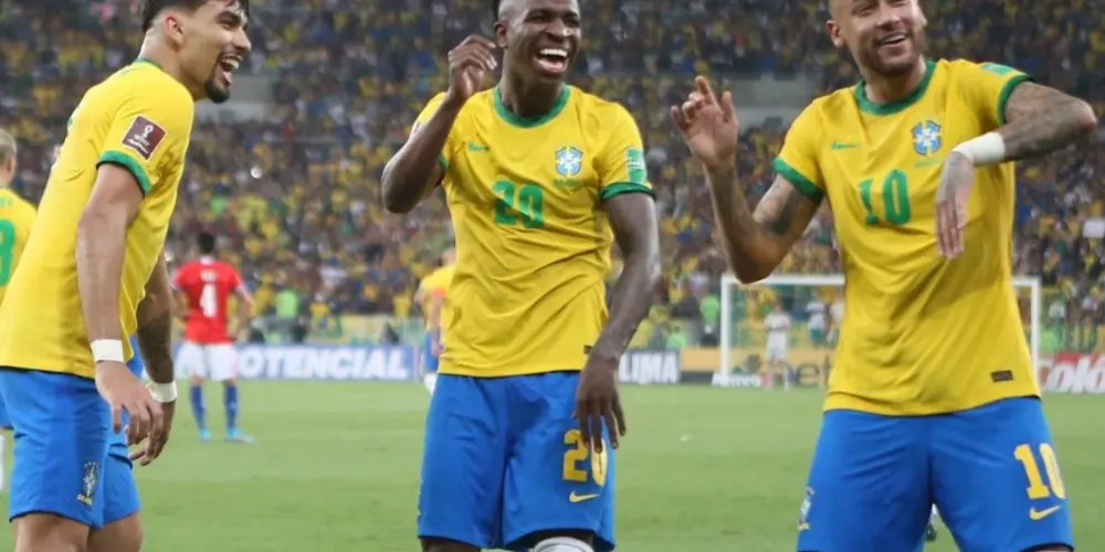Lucas Paquetá, Vinícius Júnior e Neymar comemoram gol em vitória da Seleção Brasileira contra o Chile, em jogo pelas Eliminatórias Sul-Americanas para a Copa do Mundo de 2022, no Catar