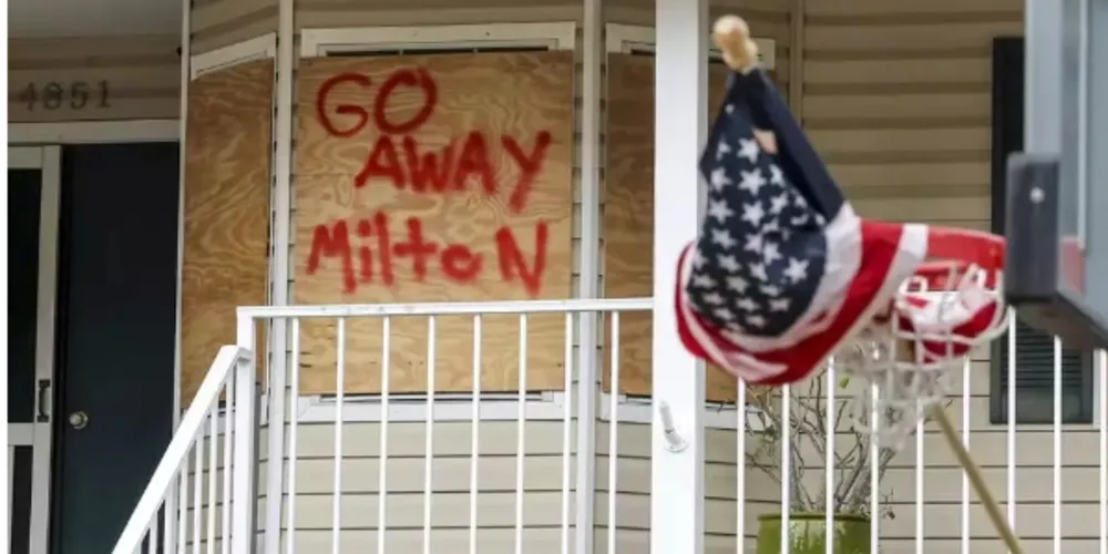 “Vá embora, Milton”: Casa reforçada com madeira em Port Richey, na Flórida