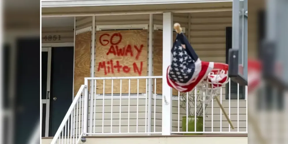 “Vá embora, Milton”: Casa reforçada com madeira em Port Richey, na Flórida