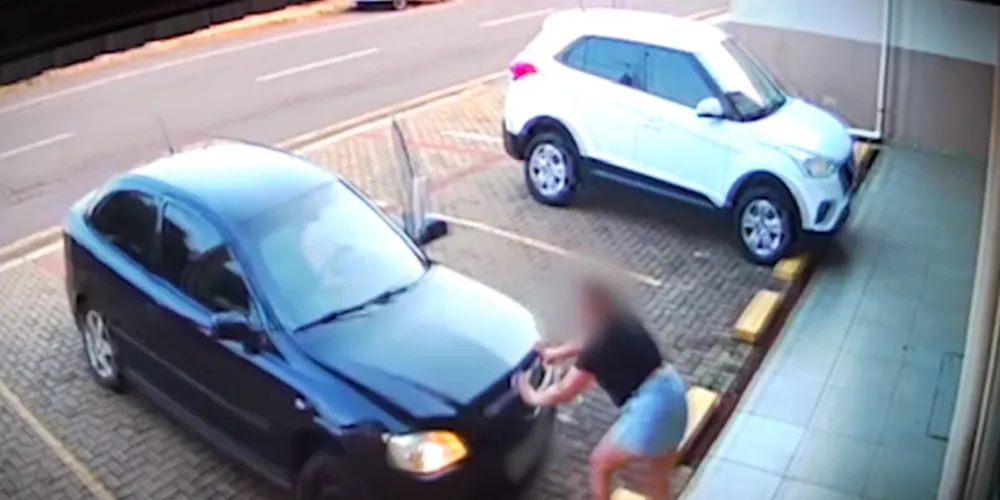 Mulher foi prensada contra a parede e teve graves ferimentos