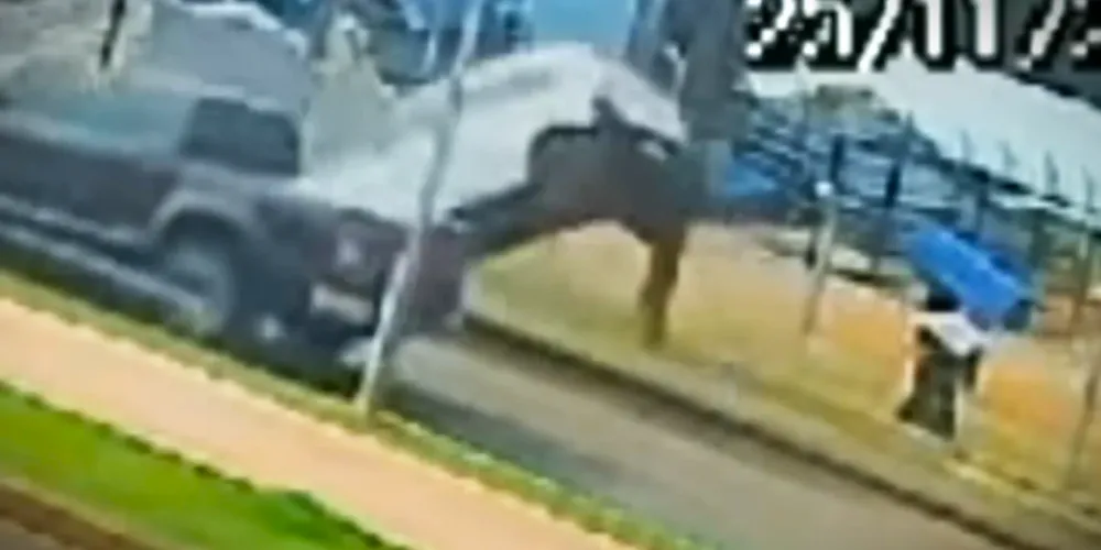 Vídeo mostra o momento em que o carro 'tomba sozinho'