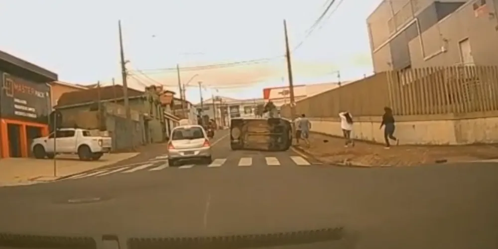 Populares que passavam pelo local correram para prestar atendimento