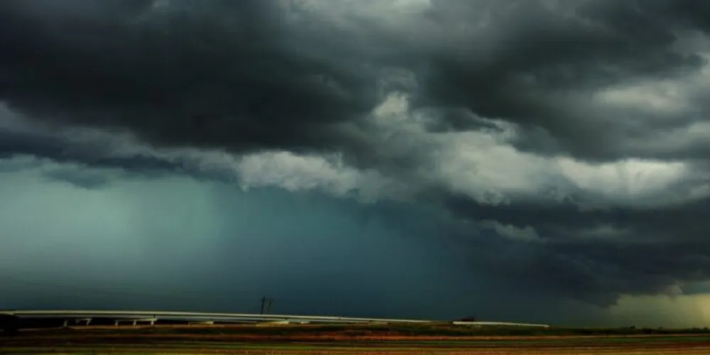 A combinação de altas temperaturas e instabilidade atmosférica eleva a possibilidade de eventos climáticos intensos