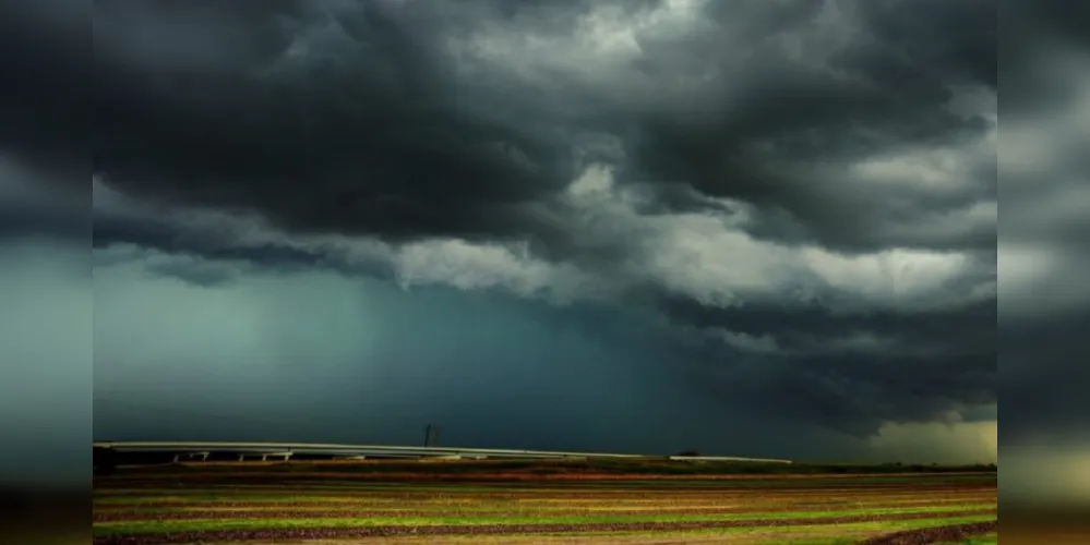 A combinação de altas temperaturas e instabilidade atmosférica eleva a possibilidade de eventos climáticos intensos