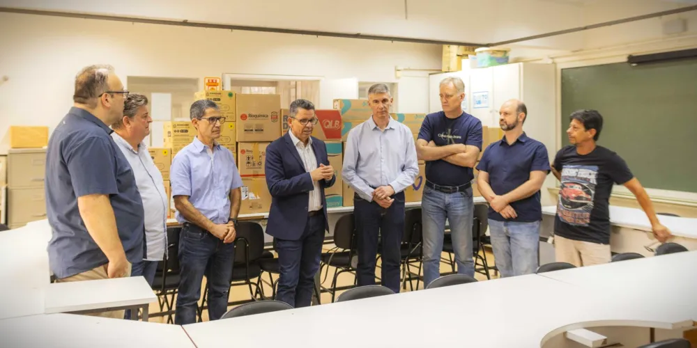 Entrega dos materiais aconteceu nesta sexta-feira (18)