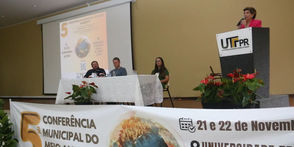 Durante a abertura oficial, a prefeita Elizabeth Schmidt destacou a emergência climática como uma pauta indispensável