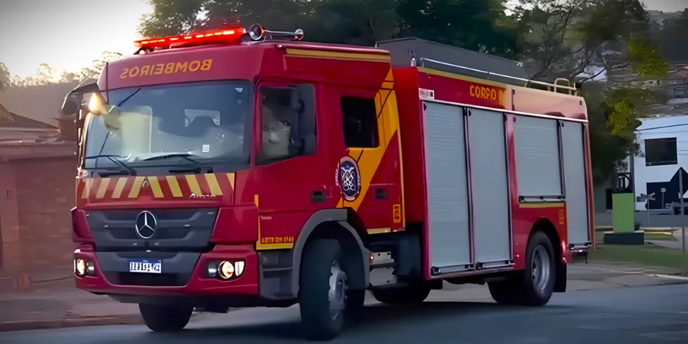 Equipes do Corpo de Bombeiros foram acionadas para a ocorrência