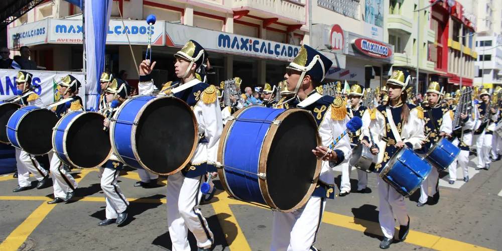 Ao todo, 90 grupos devem participar do desfile, entre escolas, associações, secretarias municipais e empresas