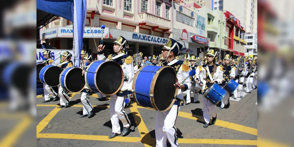 Ao todo, 90 grupos devem participar do desfile, entre escolas, associações, secretarias municipais e empresas