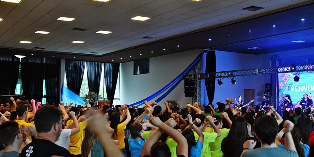 O encontro vai contar com Santa Missa, dinâmica, talk show, Dj, momentos de convivência e adoração