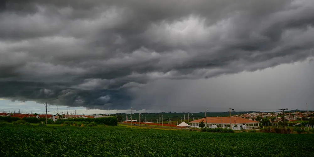 Aviso de chuvas intensas é válido até às 10h desta segunda-feira (04)