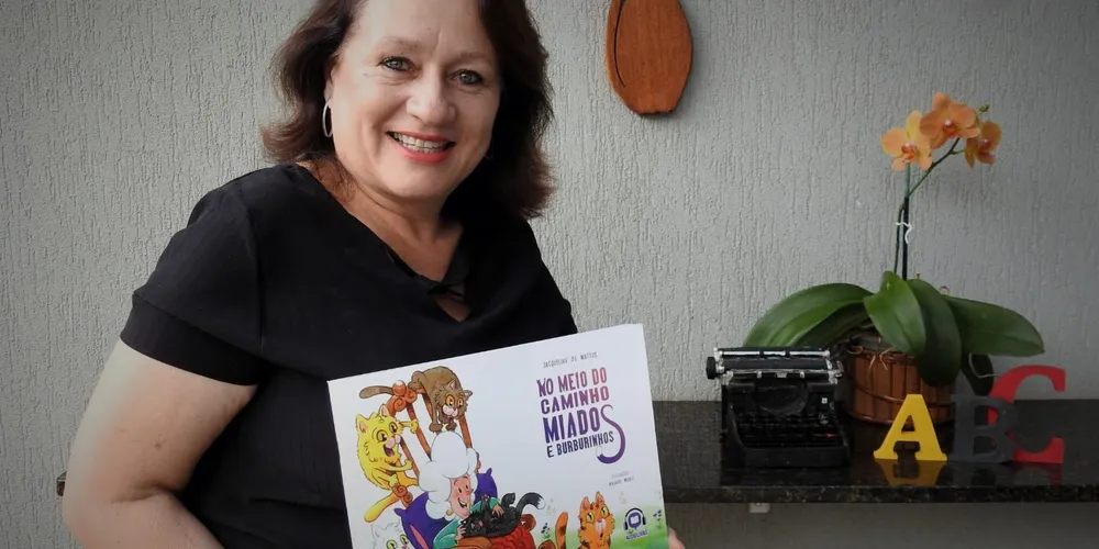 O livro acompanha Dona Gegê, uma senhora que ganha novas companhias felinas toda vez que vai ao mercado da vila