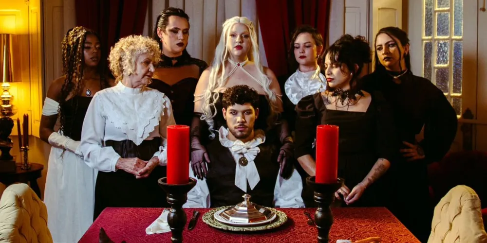 Seu estilo único, que mescla dark pop com elementos místicos e líricos, a destaca na cena musical