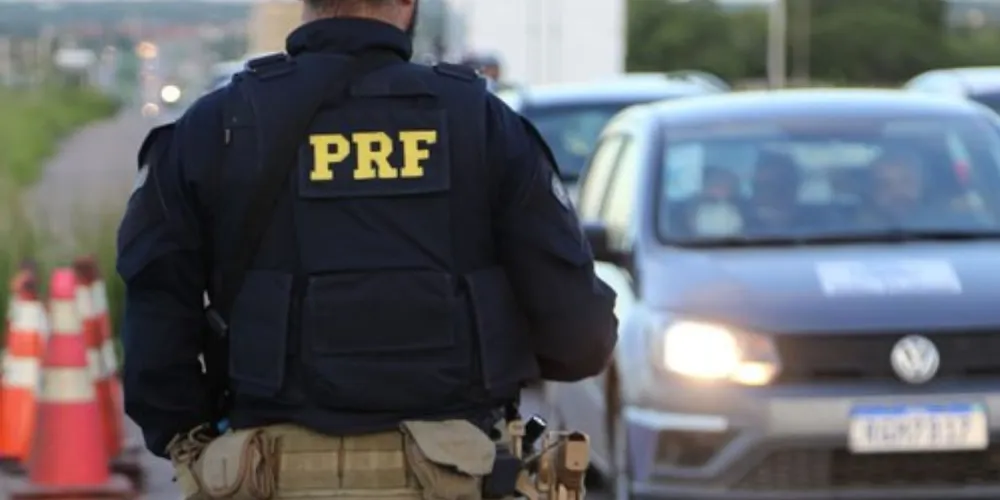 Equipe da PRF segue no local realizando atendimento