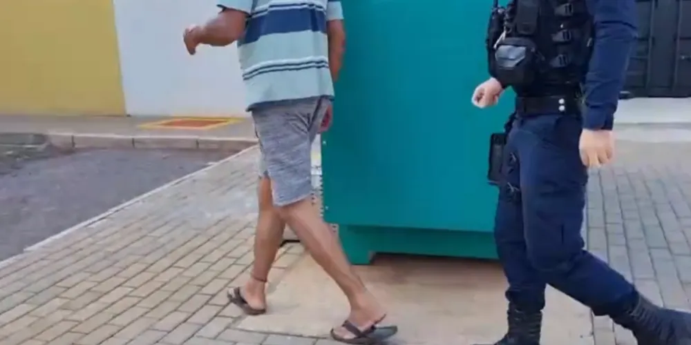 Mesmo após ser detido, o motorista reclamou com os agentes sobre o "camburão ruim da porra"