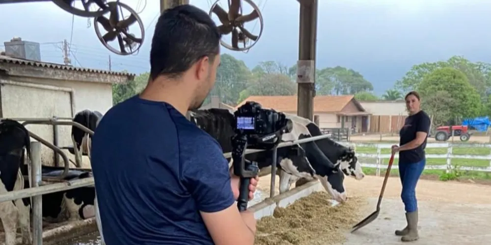 Ao longo do documentário, produtores agropecuaristas falam sobre suas relações com a atividade leiteira na cidade