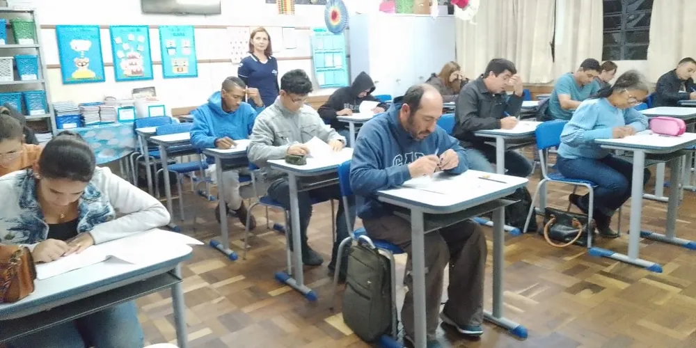 Pessoas que não concluíram os estudos podem realizar o exame
