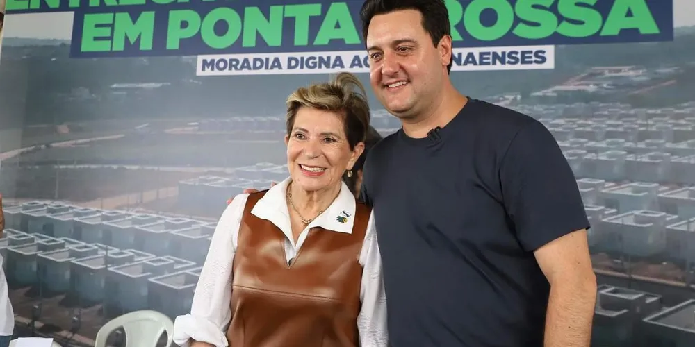 Elizabeth Schmidt e Ratinho Junior durante entrega de 408 casas do Residencial Bem Viver Uvaranas, ocorrida em outubro de 2023