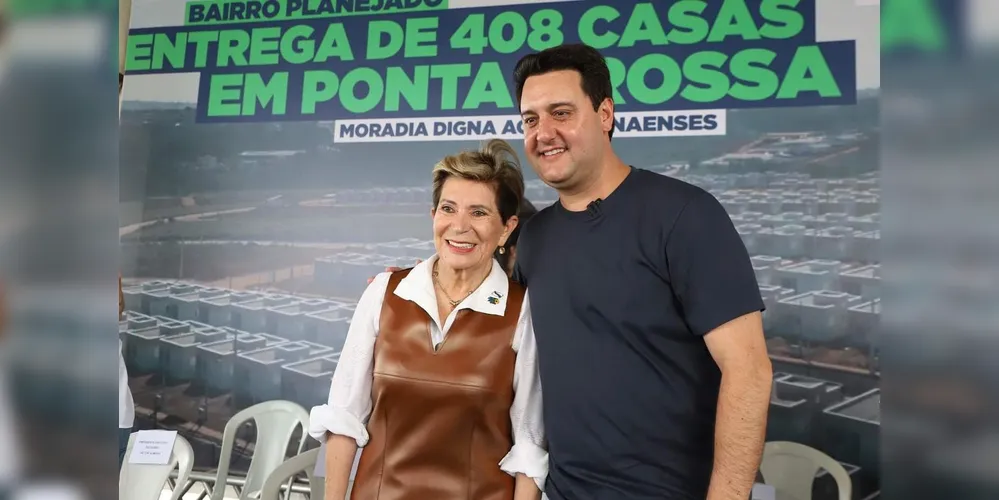 Elizabeth Schmidt e Ratinho Junior durante entrega de 408 casas do Residencial Bem Viver Uvaranas, ocorrida em outubro de 2023