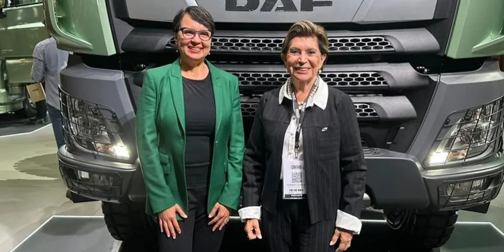 A presidente da DAF caminhões do Brasil, Larisa Gambrell, ao lado da prefeita de Ponta Grossa, Elizabeth Schmidt (União Brasil), posam para foto na Fenatran