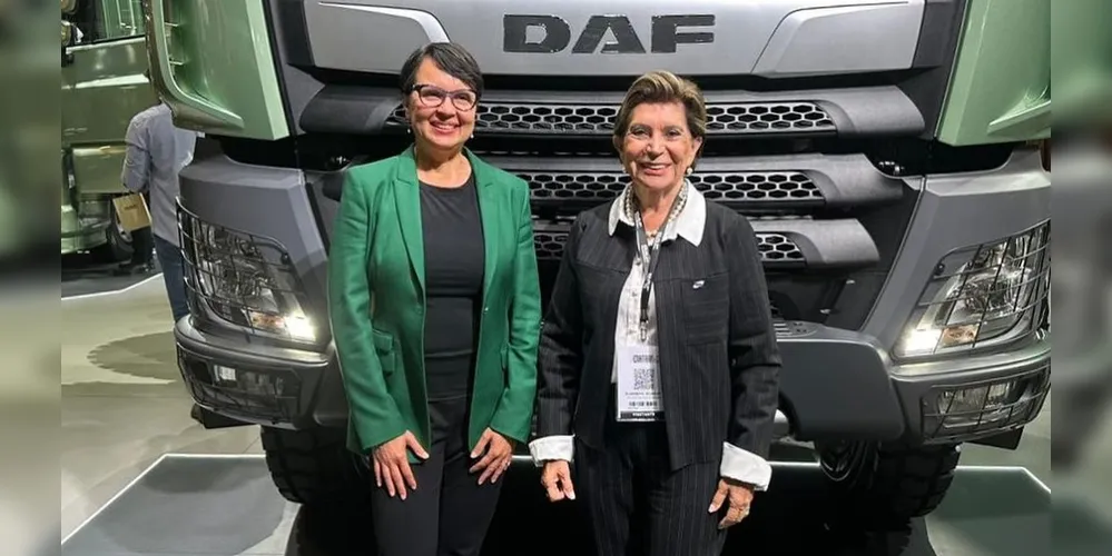 A presidente da DAF caminhões do Brasil, Larisa Gambrell, ao lado da prefeita de Ponta Grossa, Elizabeth Schmidt (União Brasil), posam para foto na Fenatran