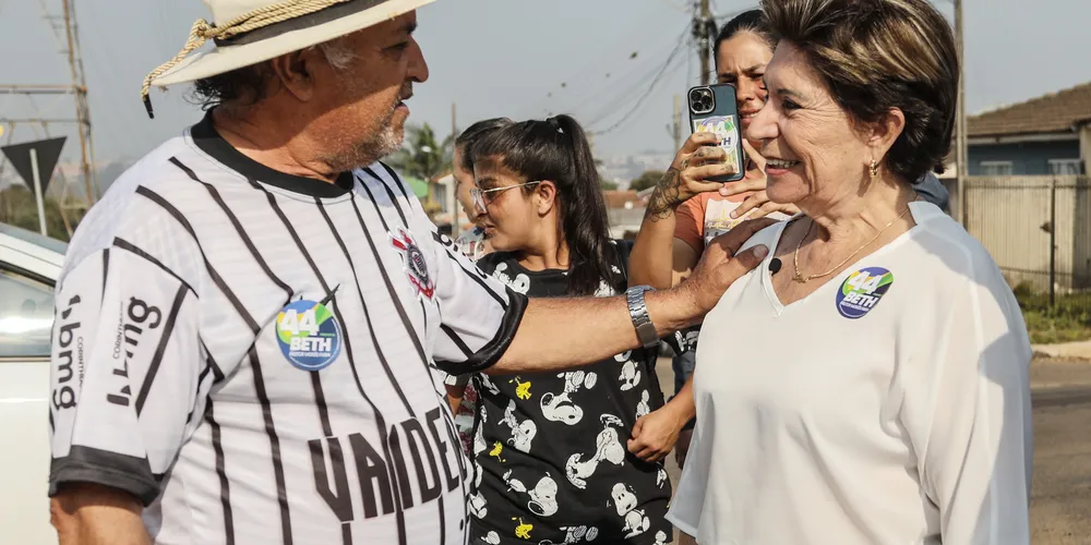 Elizabeth Schmidt (União) durante ação de campanha no Parque dos Pinheiros
