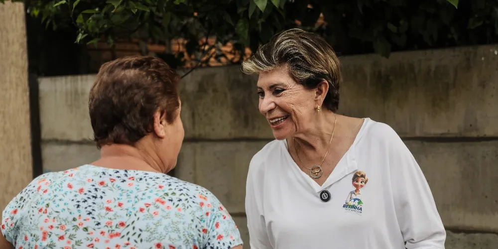 Elizabeth Schmidt (União) durante ação de campanha