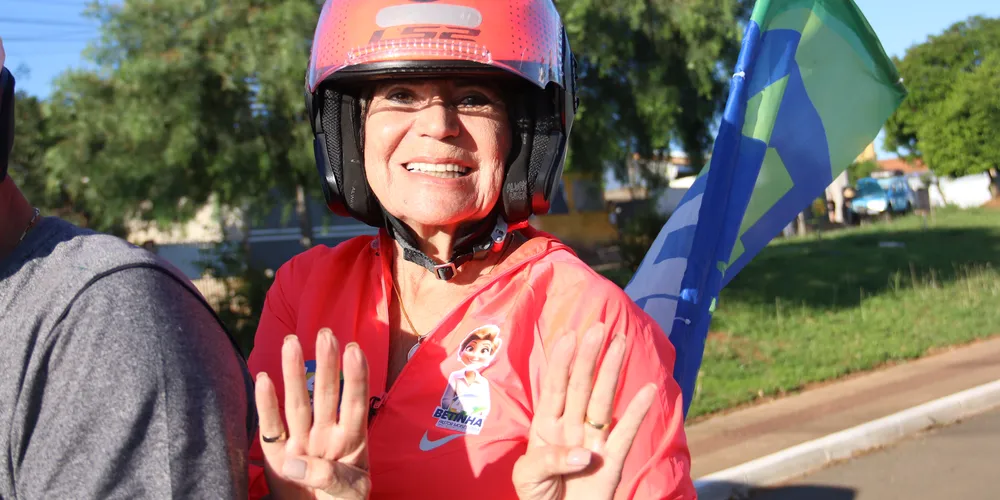 Elizabeth Schmidt (União) durante motociata da campanha que busca a reeleição