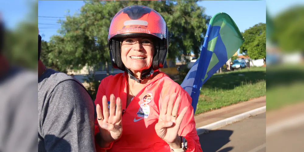 Elizabeth Schmidt (União) durante motociata da campanha que busca a reeleição