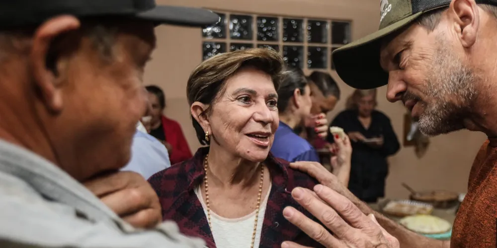 Elizabeth Schmidt (União) durante ação de campanha