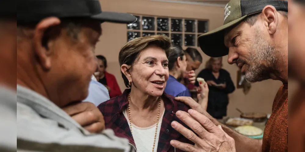 Elizabeth Schmidt (União) durante ação de campanha