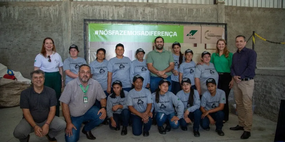 Membros da Associação de Materiais Recicláveis Acamarango