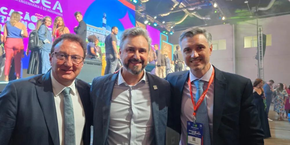 A convite do Conselho Regional de Engenharia e Agronomia do Paraná (Crea-PR), o deputado Fabio Oliveira (ao centro) acompanhou debates sobre tendências tecnológicas, inovações, questões regionais e desafios sociais que impactam engenheiros e agrônomos em todo o país