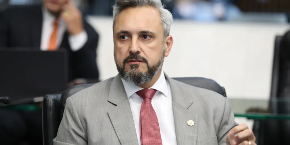 No requerimento, o deputado questiona o preenchimento de cotas em percentuais acima dos previstos na legislação e no próprio edital, demonstrando que em certas especialidades de residências médicas houve destinação exclusivamente ao regime de cotas