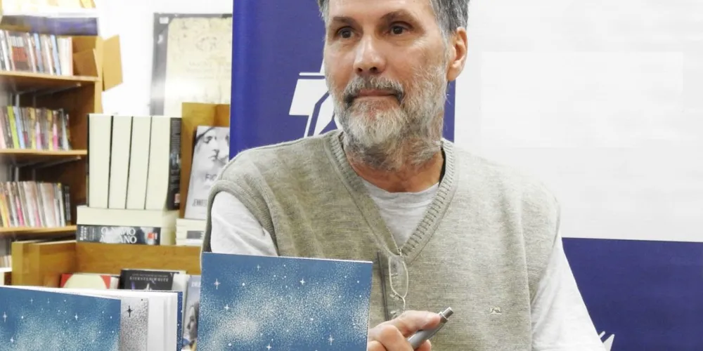 Desde 2019, é membro da Academia de Letras dos Campos Gerais