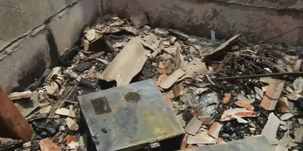 Após o controle do incêndio, o casal conseguiu retirar do local alguns móveis e eletrodomésticos, que não foram danificados