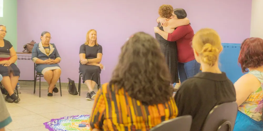 Um encontro no Ambulatório de Saúde Integrativa da Universidade Estadual de Ponta Grossa (ASI-UEPG) marcou a celebração de um ano do Programa FloreSER.