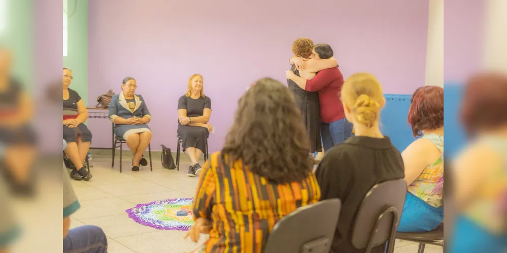 Um encontro no Ambulatório de Saúde Integrativa da Universidade Estadual de Ponta Grossa (ASI-UEPG) marcou a celebração de um ano do Programa FloreSER.