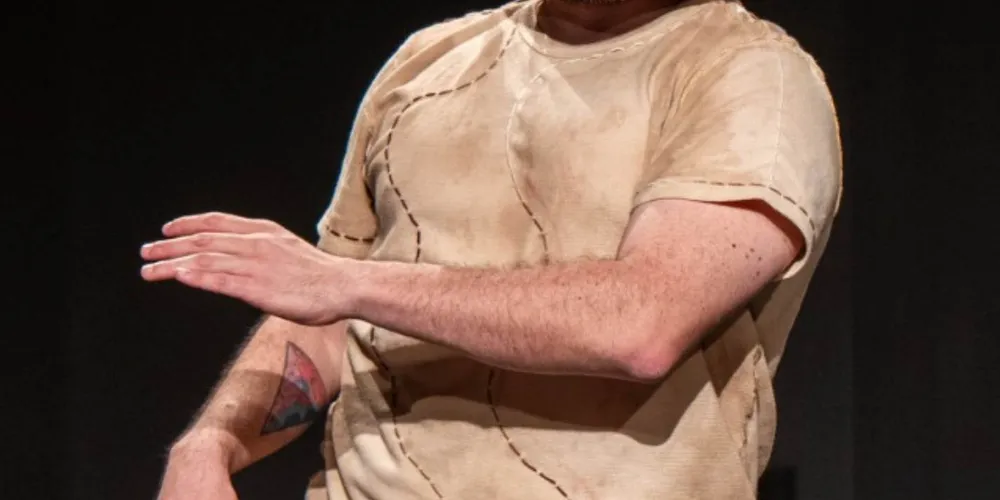 A peça celebra o poder transformador dos livros com uma variedade de linguagens teatrais