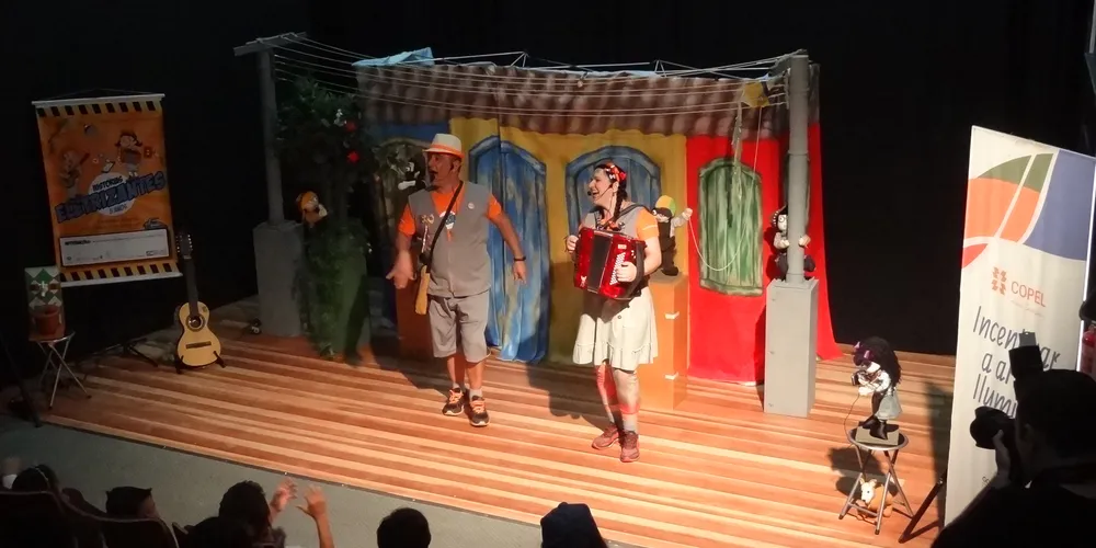 A peça teatral conta a história de uma investigação que acontece na cidade fictícia de Raiolândia