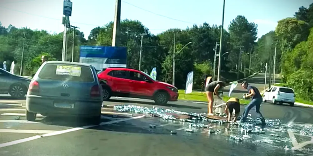 Gravação mostra populares pegando cervejas que caíram ao chão
