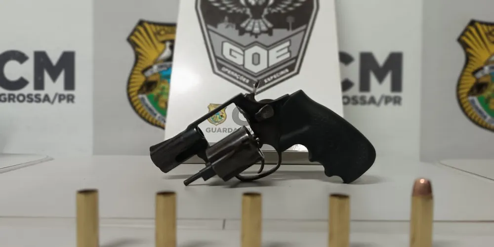 Uma munição intacta foi encontrada no interior do tambor da arma