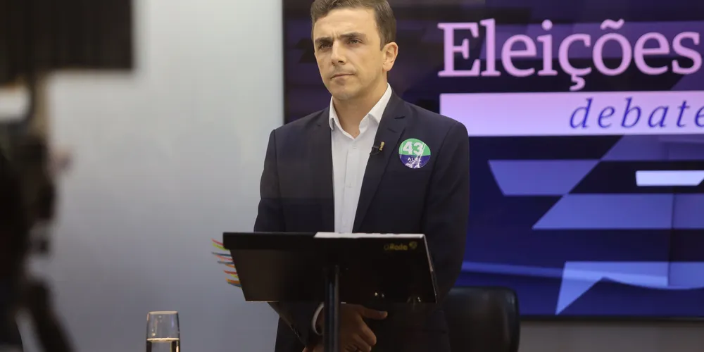 Aliel Machado (PV) durante debate promovido pelo Grupo aRede, antes do primeiro turno, entre candidatos à Prefeitura de Ponta Grossa