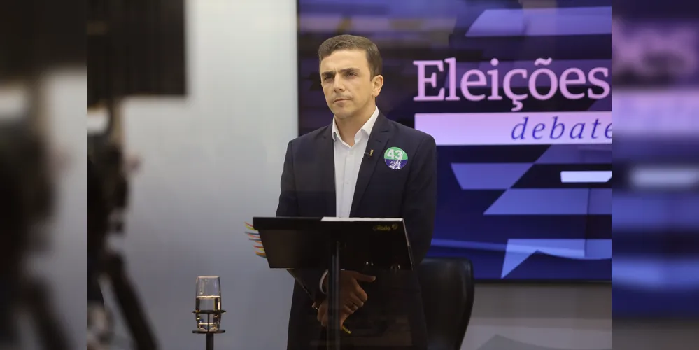 Aliel Machado (PV) durante debate promovido pelo Grupo aRede, antes do primeiro turno, entre candidatos à Prefeitura de Ponta Grossa