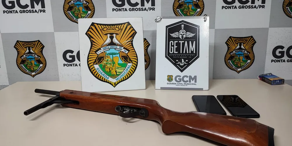 Casal é flagrado pela Guarda Municipal com arma de fogo em PG