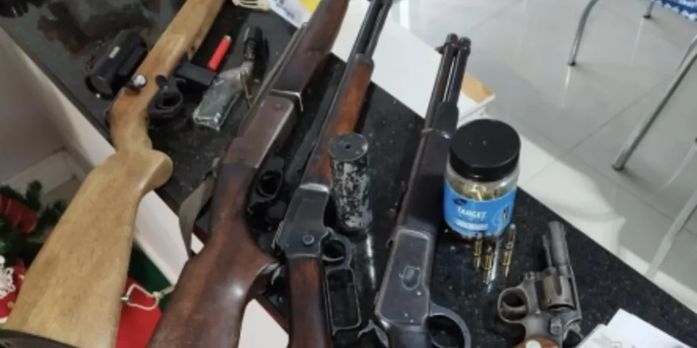 Nesta etapa da operação, um homem de 62 anos foi preso em flagrante por posse ilegal de arma de fogo