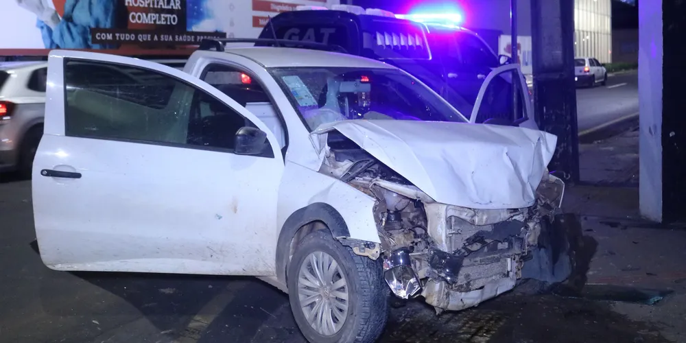 O condutor da caminhonete envolvida no acidente precisou ser encaminhado ao hospital