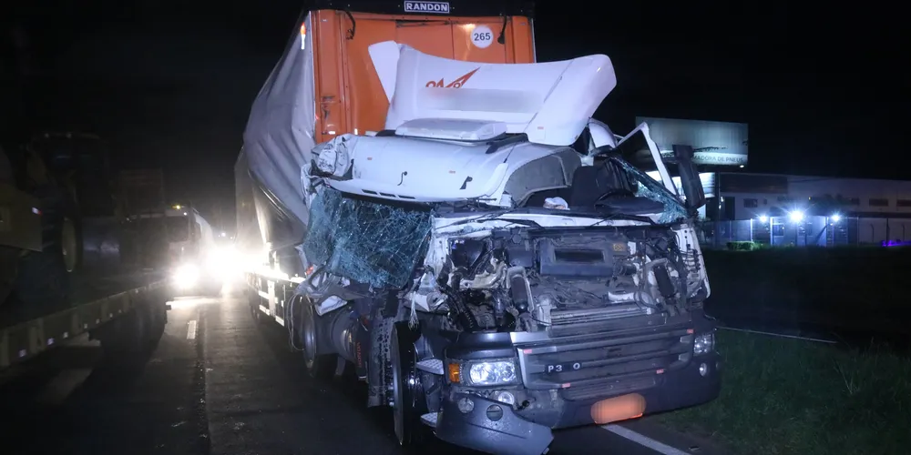 Batida destruiu a cabine de um dos caminhões