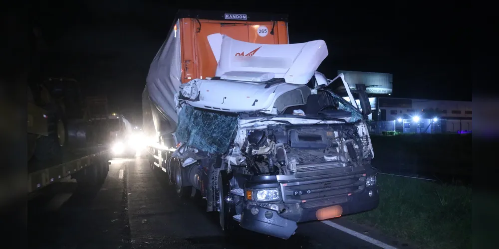 Batida destruiu a cabine de um dos caminhões