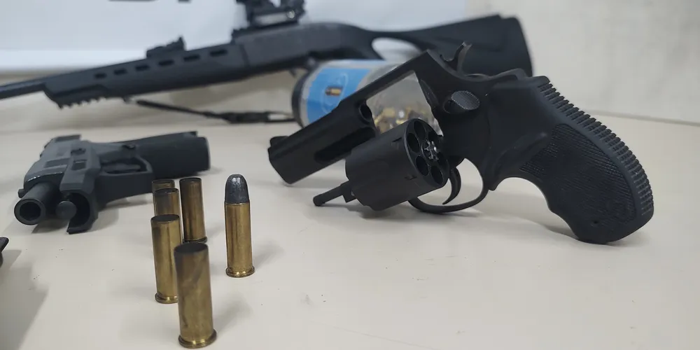 Armas que estavam no local do crime foram apreendidas pela PM